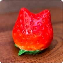 Squishy Fruit Stress Toy – Cat-Ear Strawberry, Fidget Squeeze Toy, 5.3 × 5 × 4.3 cm 缩略图 1