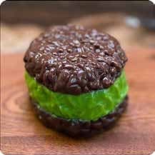 Squishy Food Stress Toy – Chocolate Cookie Sandwich with Green Filling, Fidget Squeeze Toy, 6.6 × 6.6 × 5.3 cm 缩略图 1